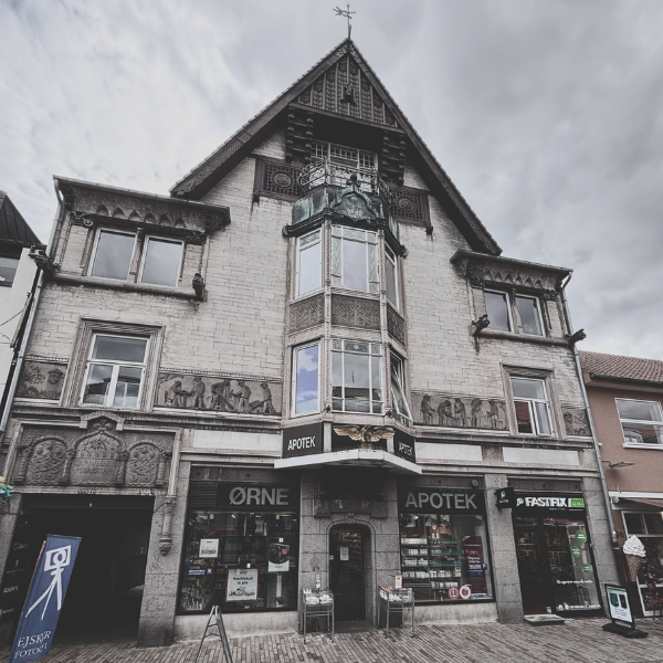 Rosen 09 på Vestergade i Silkeborg. Smedegaards Silkeborg - konsulentopgaver og udlejning af erhvervslokaler.